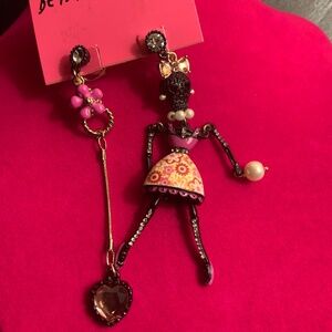 Betsey Johnson Black Lace Mismatched Skull Earrings - 2